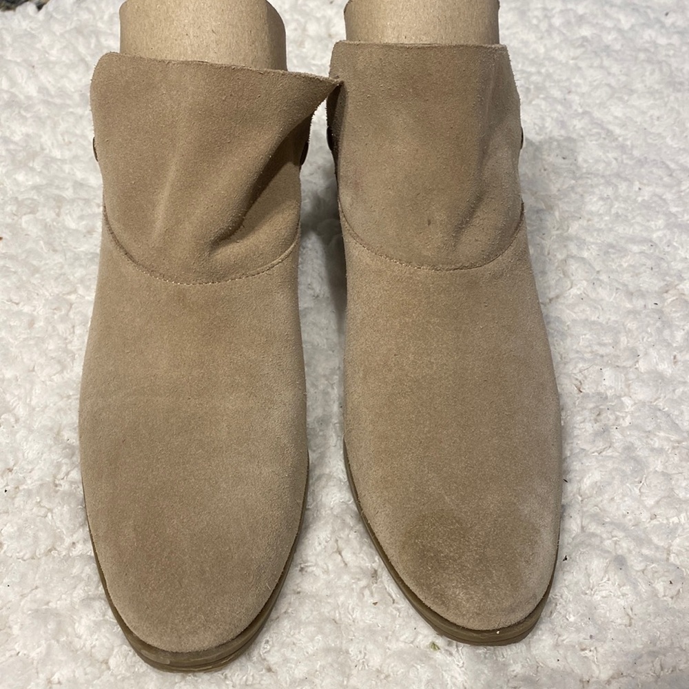 Womens Aerosoles solid beige snap leather ankle boots size 7